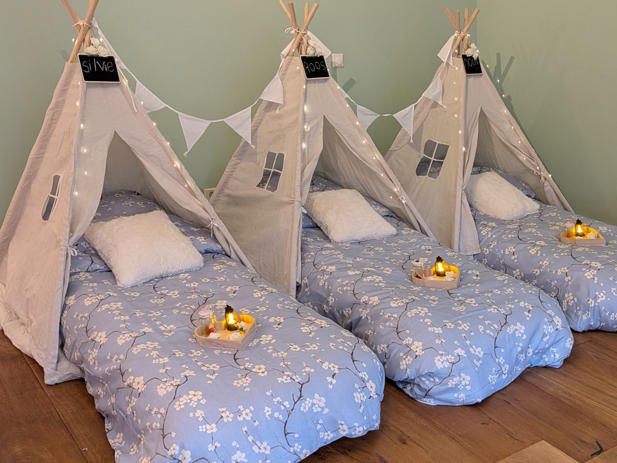 Tipi slaapfeestje thema Blossom Blue met blauw bloesem dekbedovertrek