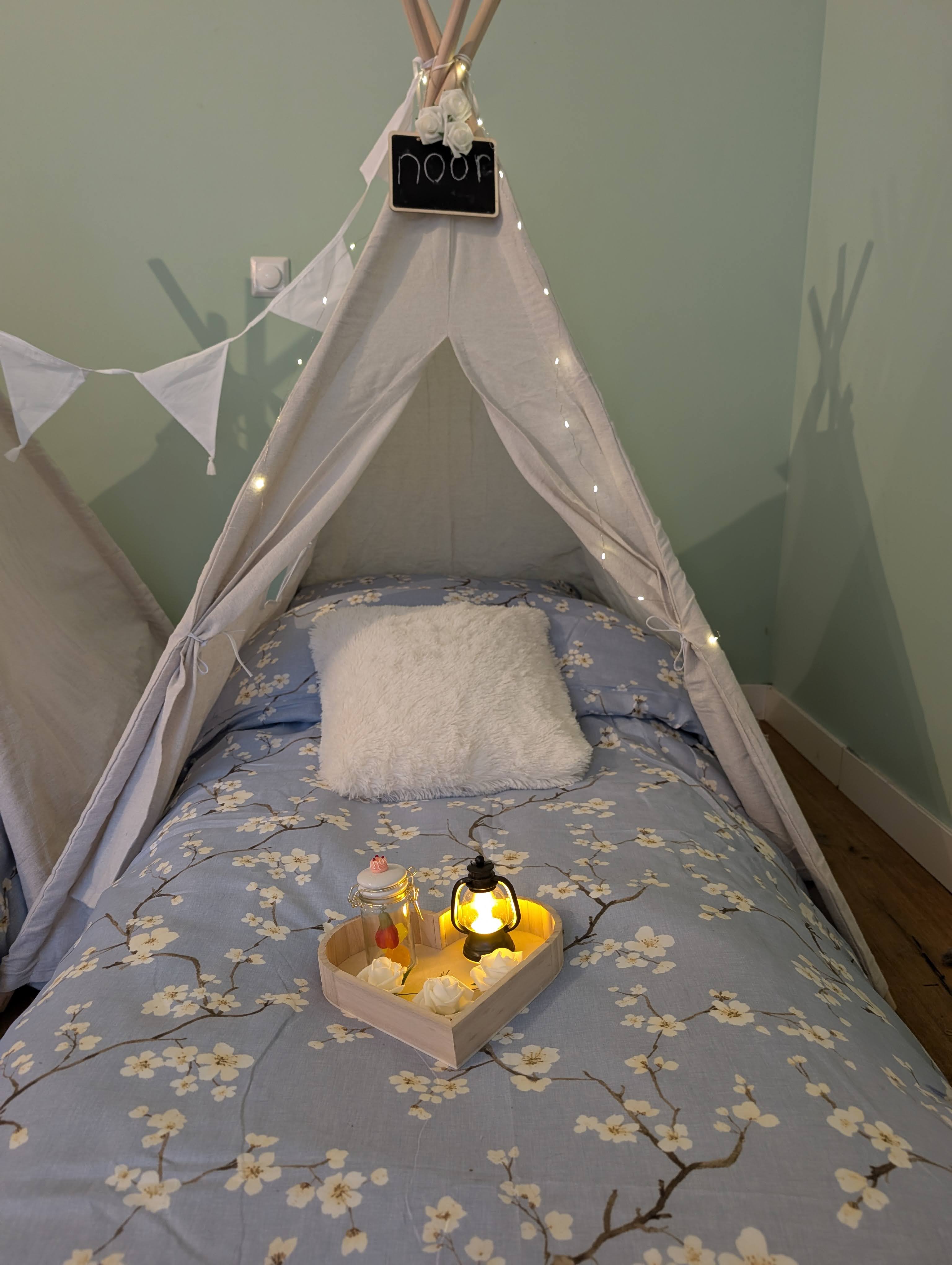 Detail tipi-tent Blossom Blue met lantaarn en snoeppotje