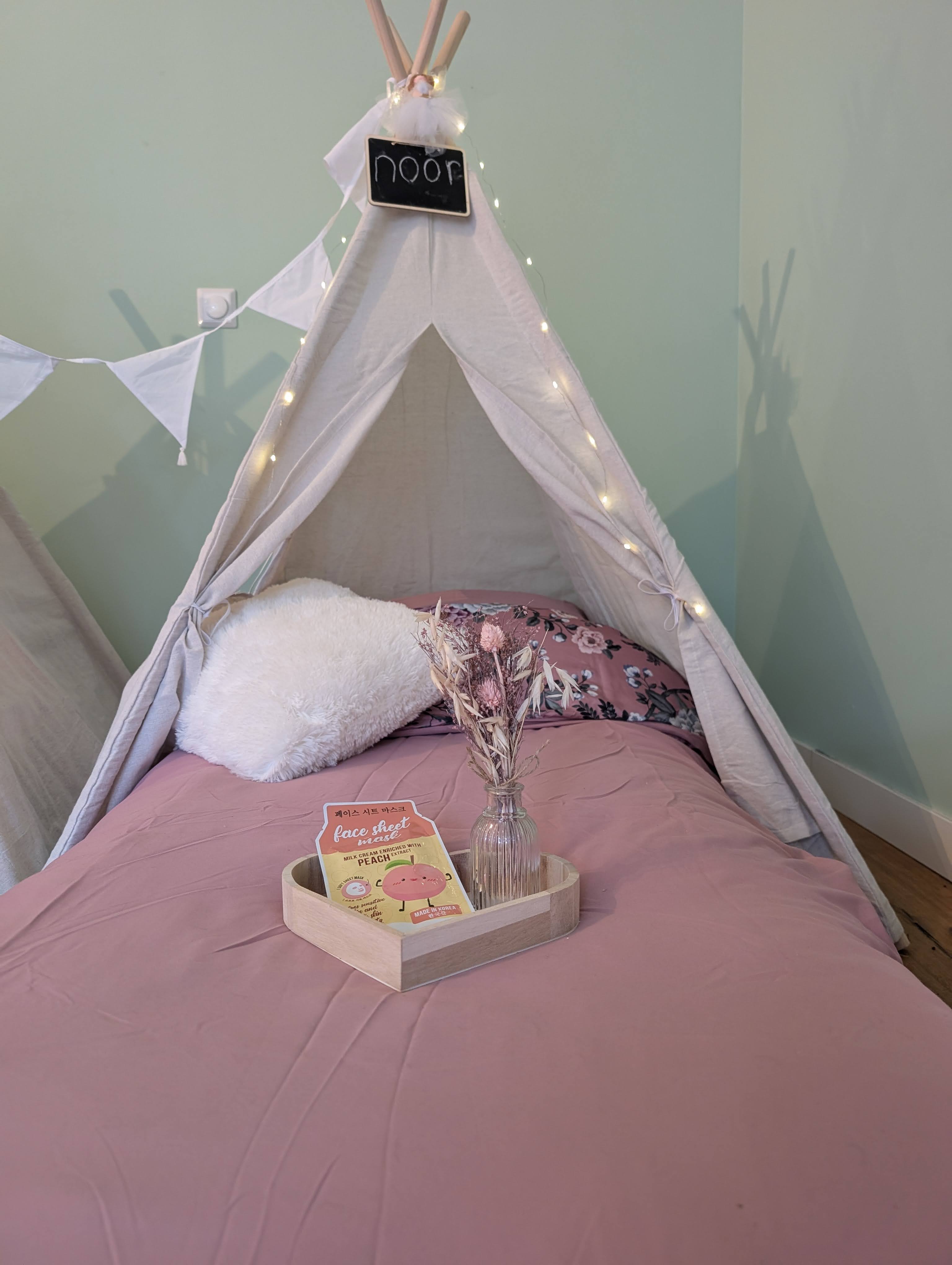 Detail tipi-tent Floral Pink met droogbloemen