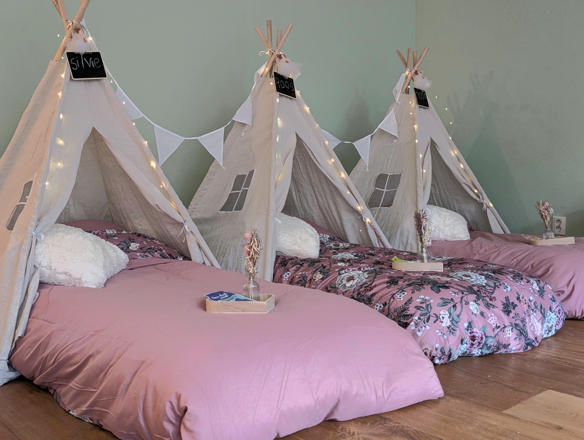 Tipi slaapfeestje thema Floral Pink met roze bloemen dekbedovertrek